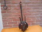 Oosters Strijkinstrument, Ophalen, Gebruikt, Luit, Saz of Bouzouki