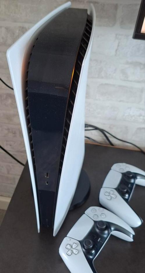 PlayStation 5 Digital Edition met 2 controllers, Spelcomputers en Games, Spelcomputers | Sony PlayStation 5, Zo goed als nieuw