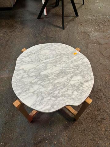 Witte Bijzet Tafel beschikbaar voor biedingen