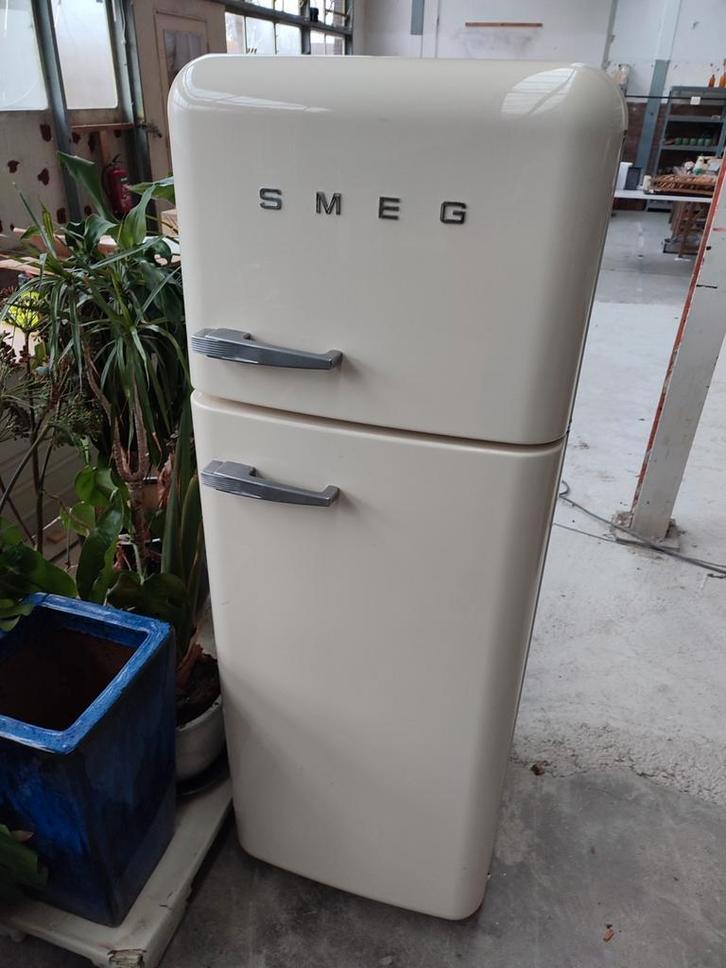 Crème witte Smeg koelkast in goede staat, Witgoed en Apparatuur, Koelkasten en IJskasten, Zo goed als nieuw, Met vriesvak, 200 liter of meer