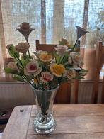 Handgemaakte porseleinen bloemen in glazen vaas, Ophalen of Verzenden, Zo goed als nieuw
