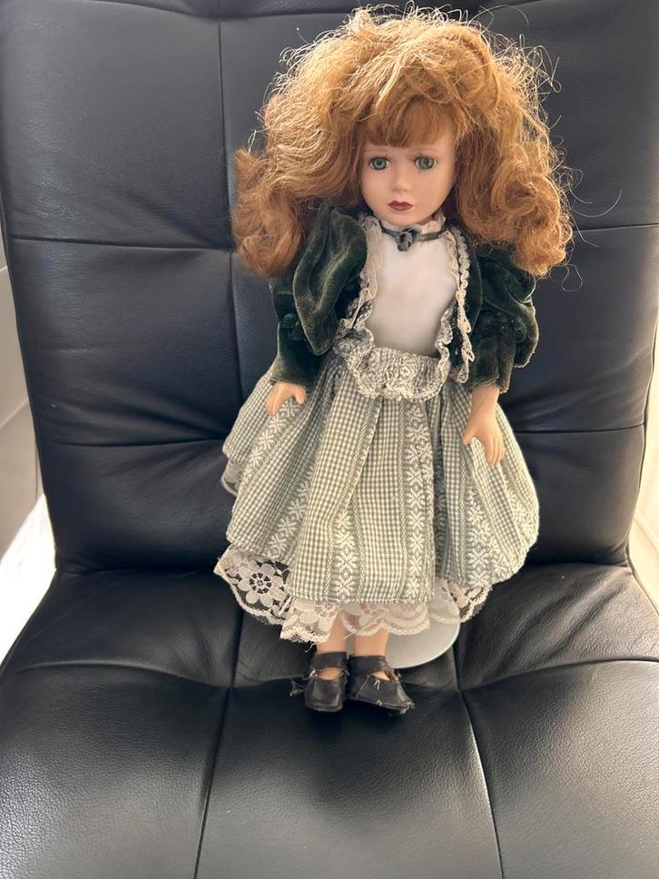 Antieke Porseleinen Pop met Groene Outfit en Standaardje, Antiek en Kunst, Antiek | Speelgoed, Ophalen of Verzenden