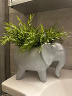 Bloempot in vorm van een olifant + twee nep planten, Tuin en Terras, Bloempotten, Ophalen, Kunststof, Binnen, Zo goed als nieuw