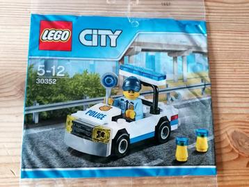 LEGO City set 30352 (2017) - Politiewagen met agent. beschikbaar voor biedingen
