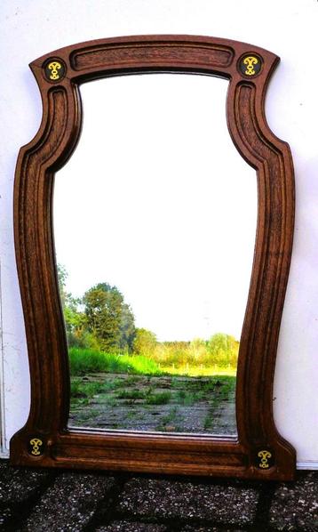 Vintage wandspiegel in eiken lijst met fraaie vormgeving beschikbaar voor biedingen