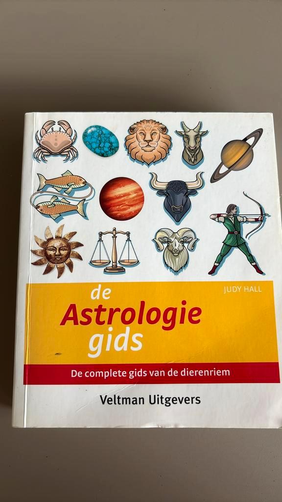 J. Hall - De astrologiegids, Boeken, Esoterie en Spiritualiteit, Zo goed als nieuw, Achtergrond en Informatie, Astrologie, Ophalen of Verzenden