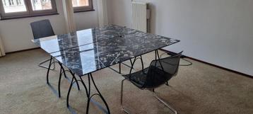 Glazen bureautafels met stoelen