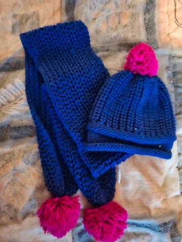 Muts & Sjaal  met Pompon beschikbaar voor biedingen