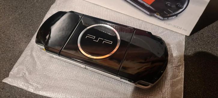 PSP slim en light 3004  .. speciaal, Spelcomputers en Games, Spelcomputers | Sony PSP, Zo goed als nieuw, PSP 3000, Zwart, Met games