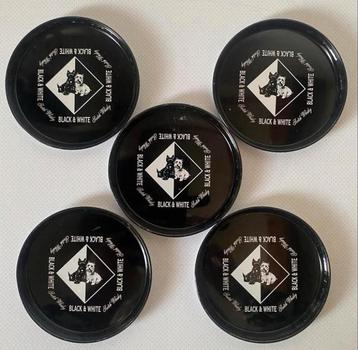 5 Metalen onderzetters van Black & White Scotch Whisky. beschikbaar voor biedingen