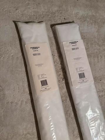 Nieuwe witte rolgordijnen nog in plastic beschikbaar voor biedingen