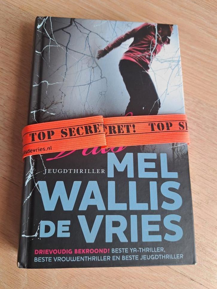 Mel Wallis de Vries - Vals, Boeken, Kinderboeken | Jeugd | 13 jaar en ouder, Zo goed als nieuw, Ophalen of Verzenden