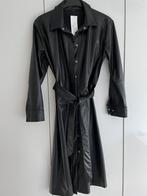 Stoere leatherlook jurk, Kleding | Dames, Jassen | Zomer, Nieuw, Maat 38/40 (M), Ophalen of Verzenden, Zwart