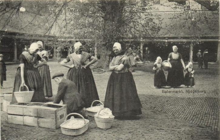 Botermarkt, Middelburg - vrouwen man kinderen - 1923 gelopen, Verzamelen, Ansichtkaarten | Nederland, Ongelopen, Zeeland, Voor 1920
