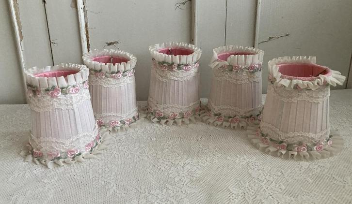 5x Brocante lampenkapjes / plissé met roze binnenkant, Huis en Inrichting, Lampen | Lampenkappen, Gebruikt, Minder dan 25 cm, Rond