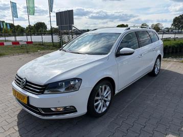 Volkswagen PASSAT 1.6 TDI R-LINE / LEER /ELEKTRISCHE ACHTERK beschikbaar voor biedingen
