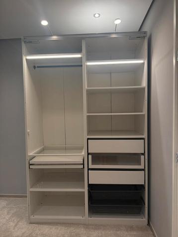 Hoge kast wit elegante design met vele opties ruime kast