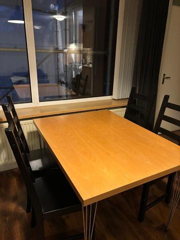 Eettafel + stoelen gratis beschikbaar voor biedingen