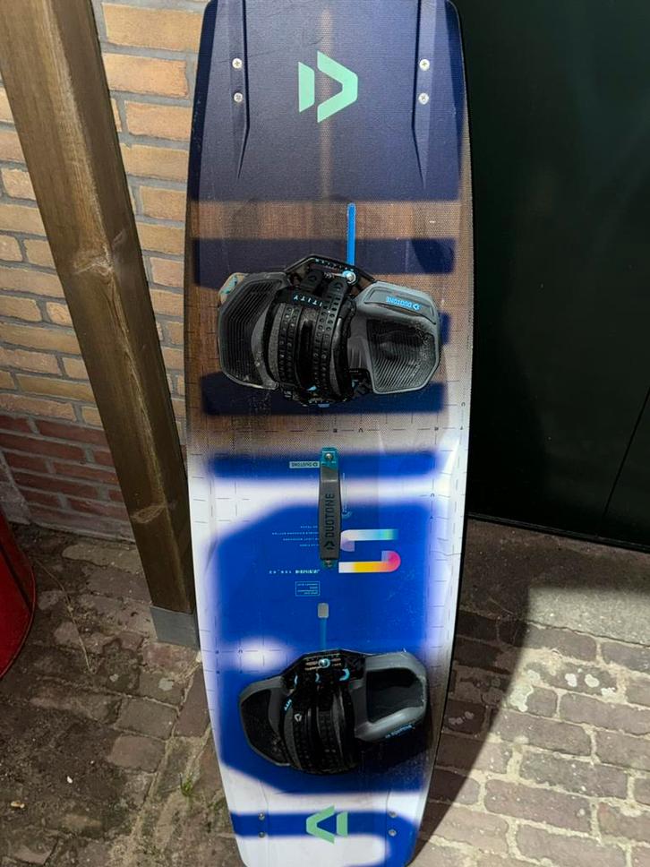 Duotone jaime 139 + entity straps, Watersport en Boten, Wakeboarden, Zo goed als nieuw, Ophalen of Verzenden