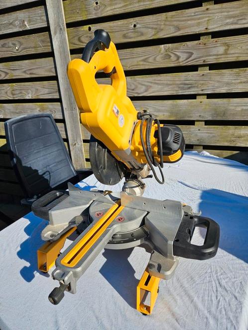 Dewalt dws744 afkortzaag, Doe-het-zelf en Verbouw, Gereedschap | Zaagmachines, Zo goed als nieuw, Afkortzaag, 1200 watt of meer