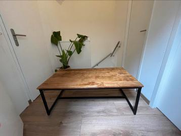 Salon tafel beschikbaar voor biedingen