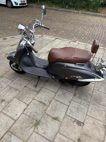 Grande Retro Scooter