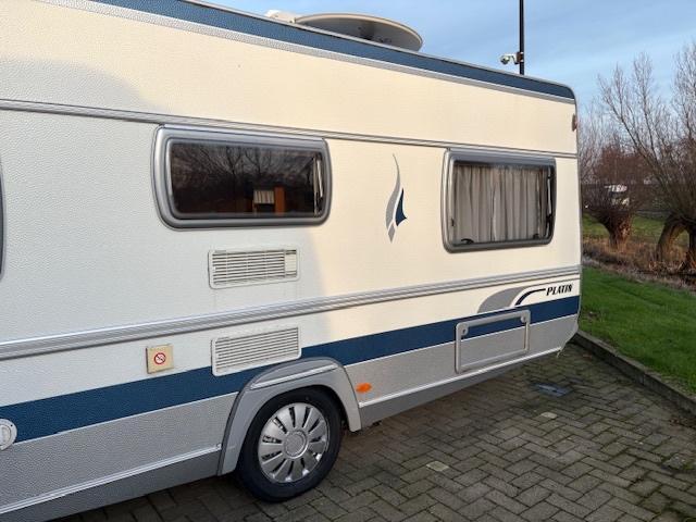 Fendt 510 Platin, Caravans en Kamperen, Caravans, Particulier, tot en met 4, 1250 - 1500 kg, Rondzit, Fendt, Frans bed, Vast bed