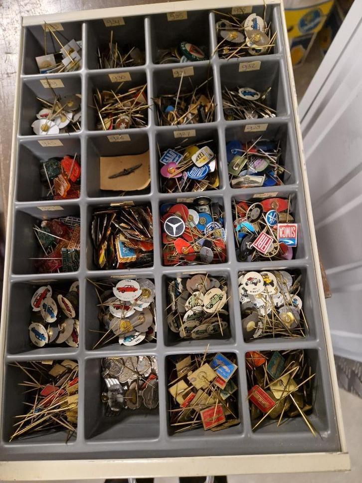 Lade met speldjes 1 automerken, Verzamelen, Speldjes, Pins en Buttons, Gebruikt, Overige onderwerpen, Ophalen of Verzenden