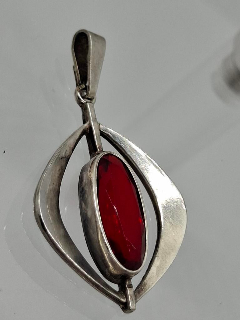 Vintage zilveren hanger met rode steen - 835 gestempeld, Overige voorstellingen, Ophalen of Verzenden, Met edelsteen, Rood