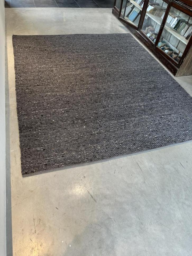Wol geknoopt Perletta vloerkleed donker grijs, Huis en Inrichting, Stoffering | Tapijten en Kleden, Nieuw, 200 cm of meer, 200 cm of meer
