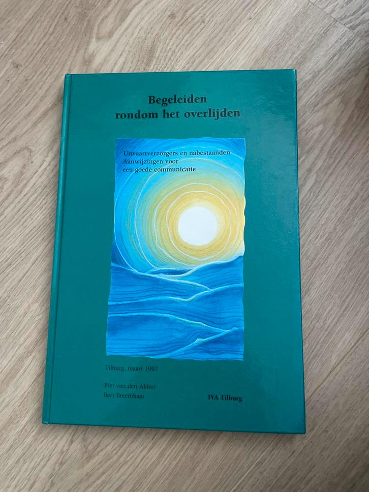 Begeleiden rondom het overlijden - Piet van den Akker, Boeken, Overige Boeken, Gelezen, Ophalen of Verzenden