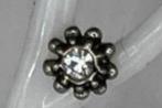 Zilverkleurig  bloem oorknopjes voorzien van strass steentje, Ophalen of Verzenden, Nieuw, Zilver, Knopjes of Stekers