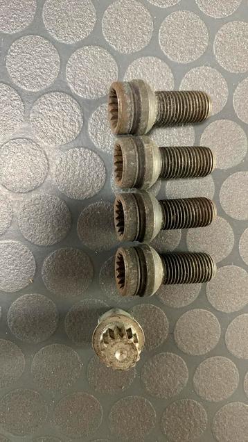 Te koop wiel bouten en slotbouten set vw golf beschikbaar voor biedingen