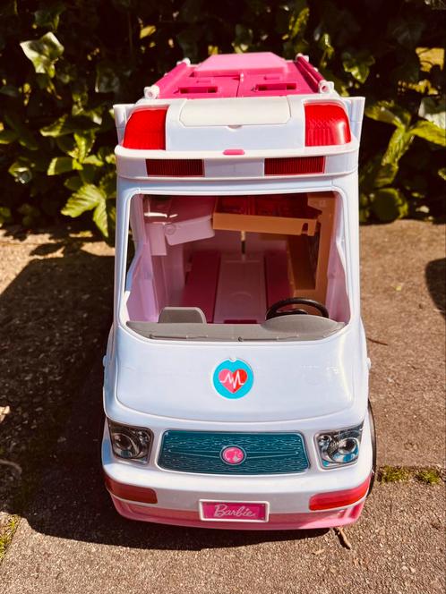 Barbie ambulance met licht en geluid, Kinderen en Baby's, Speelgoed | Speelgoedvoertuigen, Zo goed als nieuw, Ophalen