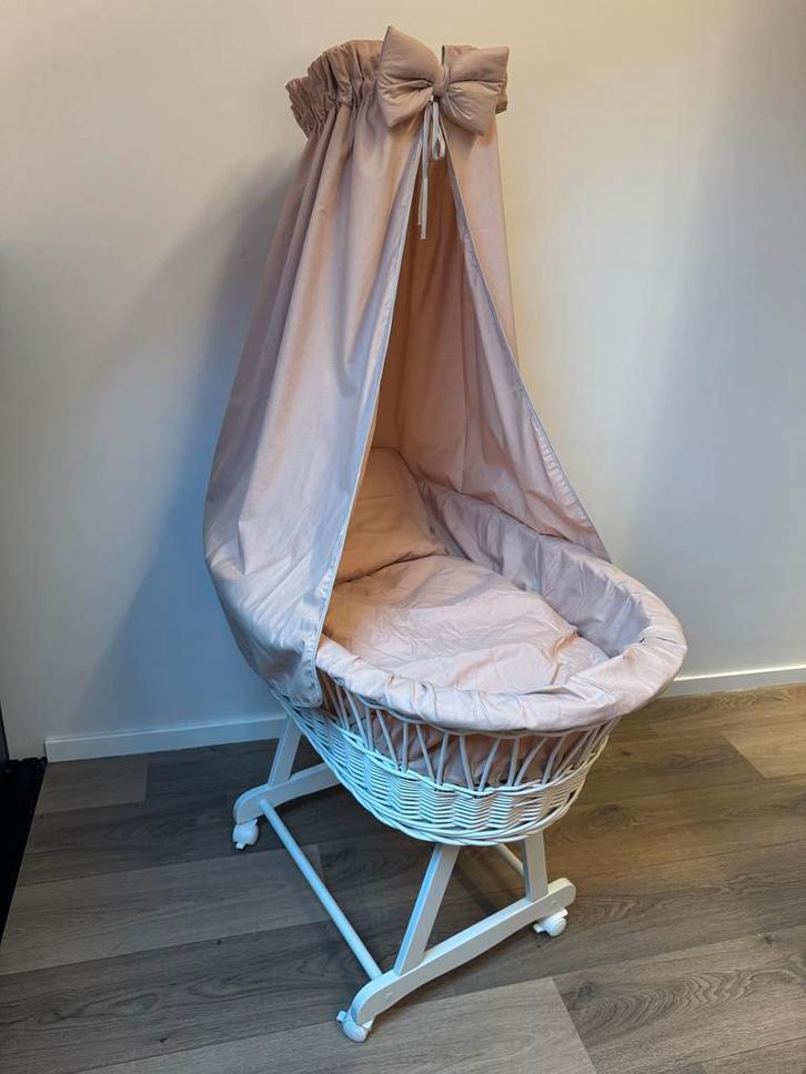 Mooie rotan wieg met hemeltje, Kinderen en Baby's, Babywiegjes en Ledikanten, Zo goed als nieuw, Wieg, Ophalen