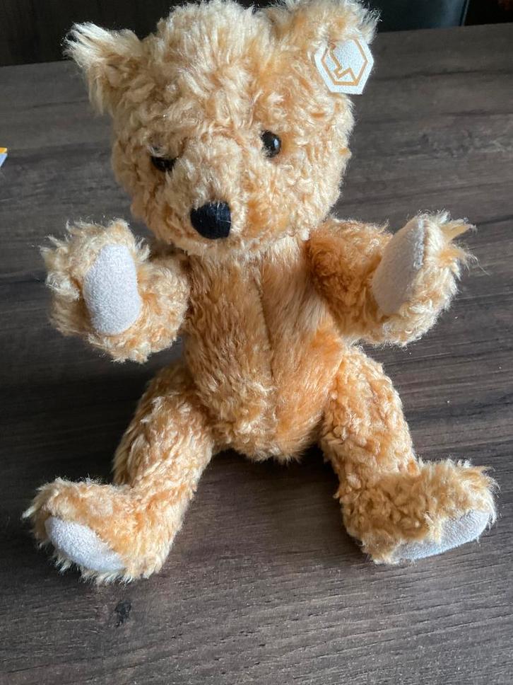 Bijenkorf beertje - beweegbare armen en benen - 17 cm (KWF), Verzamelen, Beren en Cherished Teddies, Zo goed als nieuw, Stoffen beer