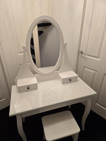 IKEA Hemnes Kaptafel met Kruk beschikbaar voor biedingen