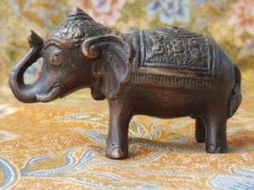Mooi antiek brons beeldje uit India van een olifant 10 cm.