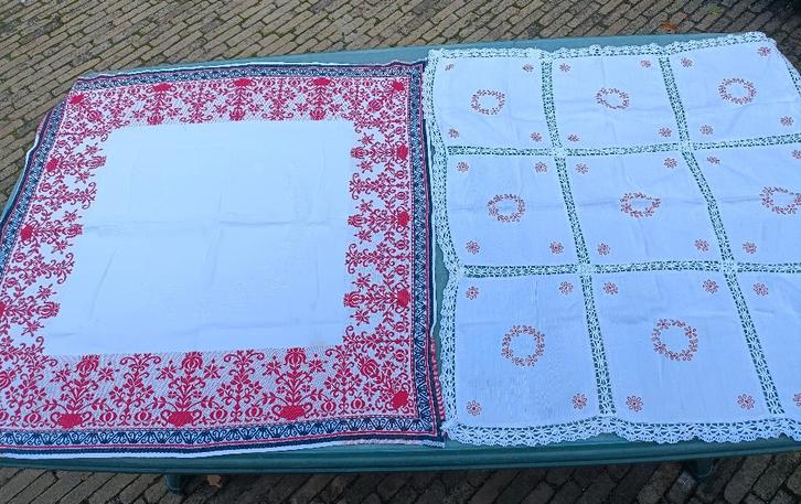 2 Verschillende vintage tafelkleden: zie foto's/tekst (TK46), Huis en Inrichting, Tafelkleden, Gebruikt, Vierkant, Ophalen of Verzenden