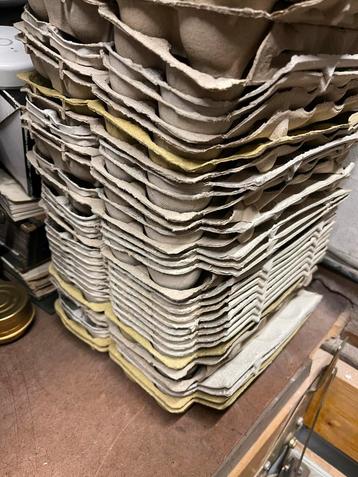 Stapel Eierdozen beschikbaar voor biedingen