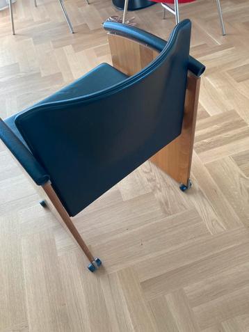 Zwarte eettafelstoelen beschikbaar voor biedingen