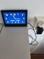 Digitale kalenderklok, Ophalen of Verzenden, Zo goed als nieuw, Minder dan 50 cm, Minder dan 50 cm