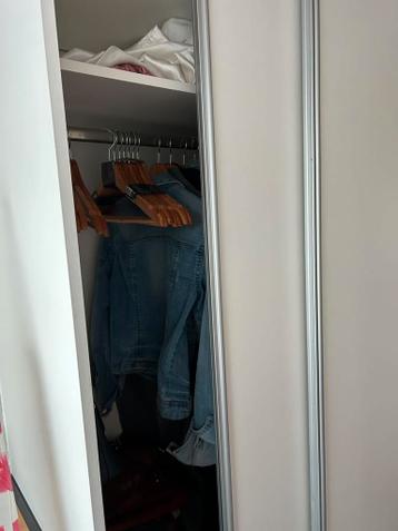 Degelijke kledingkast met  schuifdeuren. Geheel gratis - afbeelding 3