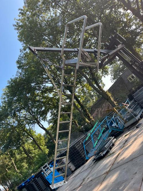 Aluminium muurtrap plateau leuning 4 meter hoog 13 treden, Doe-het-zelf en Verbouw, Ladders en Trappen, Zo goed als nieuw, Trap