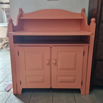 Commode met opzetstuk en deuren beschikbaar voor biedingen