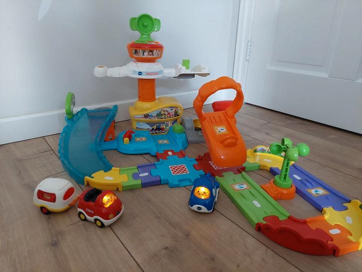 Vtech Toet Toet vliegveld + voertuig & caravan, Kinderen en Baby's, Speelgoed | Overig, Zo goed als nieuw, Jongen of Meisje, Ophalen