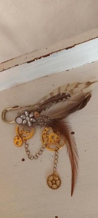 Steampunk Broche veren tandwielen goudkleurig 8 cm beschikbaar voor biedingen