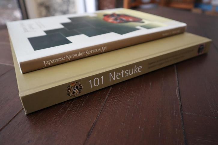 101 Netsuke & Japanese Netsuke: Serious Art (twee boeken), Boeken, Kunst en Cultuur | Beeldend, Zo goed als nieuw, Beeldhouwkunst
