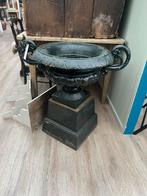 Stoere gietijzer tuinvaas op sokkel, Ophalen, Zo goed als nieuw