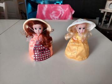 Twee leuke 'cup cake surprise' poppetjes.  beschikbaar voor biedingen